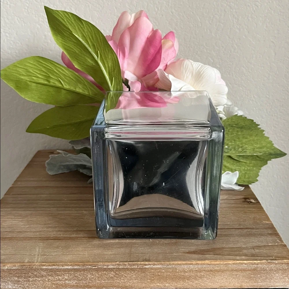 Elegant Floral Arrangement in Silver Glass Vase